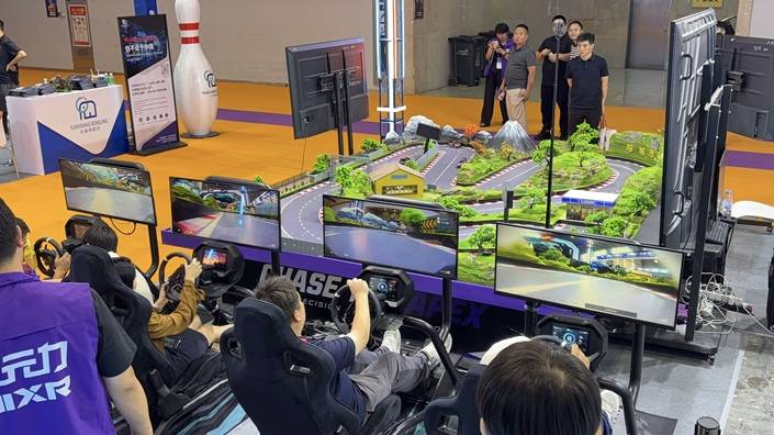 为什么一条微缩赛道旁边总能站住人？沙盘竞速赛车打开景区互动新思路新闻封面
